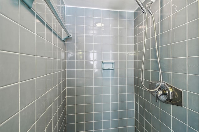 620 Marshall St, Altamonte Springs, FL 32701 - full bath with a tile shower