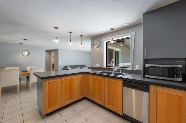 1343 Charlotte St, Altamonte Springs, FL 32701 - kitchen featuring stainless steel appliances, a sink, dark countertops, decorative light fixtures, and a textured ceiling