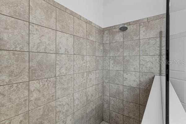 2914 Scarlett Dr, Saint Cloud, FL 34772 - full bathroom with tiled shower