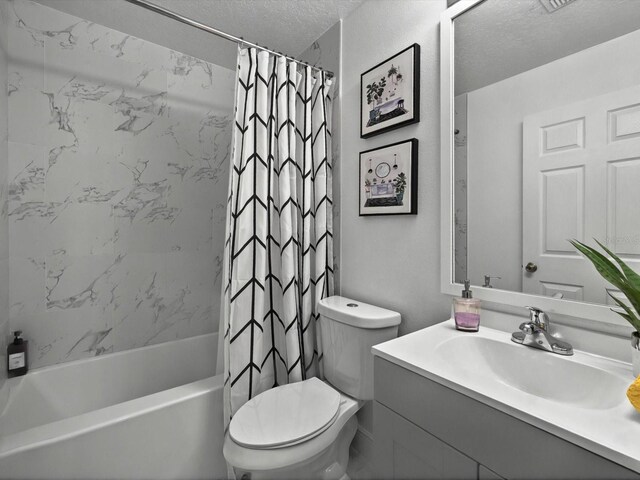 703 Sunridge Woods Blvd, Davenport, FL 33837 - full bathroom featuring vanity, shower / bathtub combination with curtain, toilet, and a textured ceiling