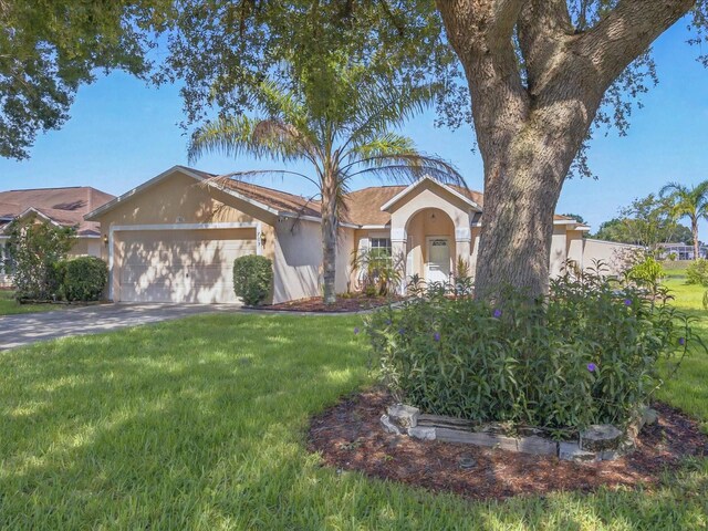703 Sunridge Woods Blvd, Davenport, FL 33837 - ranch-style home featuring stucco siding, a garage, a front yard, and driveway