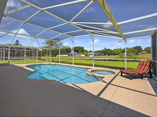 703 Sunridge Woods Blvd, Davenport, FL 33837 - view of swimming pool with a lawn, a patio, a lanai, and a pool with connected hot tub
