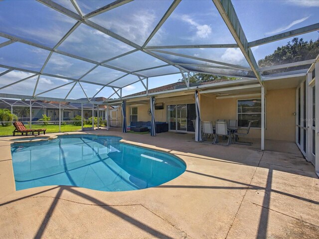 703 Sunridge Woods Blvd, Davenport, FL 33837 - view of swimming pool featuring a patio, a pool with connected hot tub, and a lanai