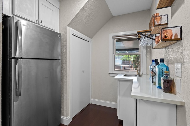 120 Springwood Trl, Altamonte Springs, FL 32714 - kitchen with freestanding refrigerator, a sink, vaulted ceiling, dark wood-type flooring, and light countertops