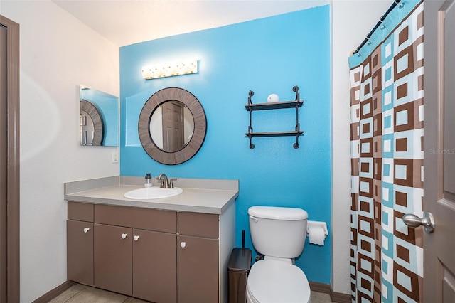 146 Hidden Pointe Ln, Groveland, FL 34736 - bathroom featuring toilet, vanity, baseboards, and a shower with curtain