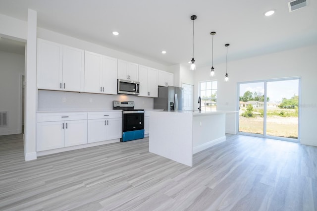 3211 SW 128th Street Rd, Ocala, FL 34473 - kitchen featuring appliances with stainless steel finishes, light countertops, light wood-style floors, baseboards, and recessed lighting