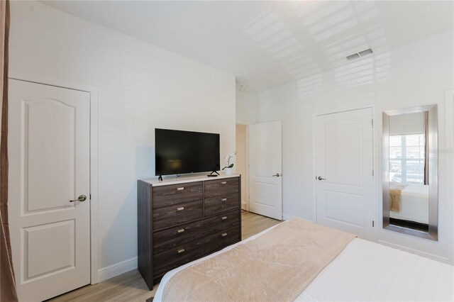 2923 Banana Palm Dr, Kissimmee, FL 34747 - bedroom featuring lofted ceiling, light wood finished floors, and baseboards