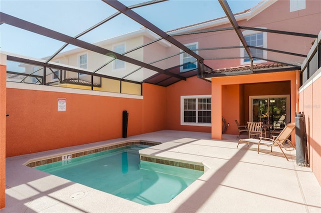 2923 Banana Palm Dr, Kissimmee, FL 34747 - swimming pool featuring a patio area and glass enclosure