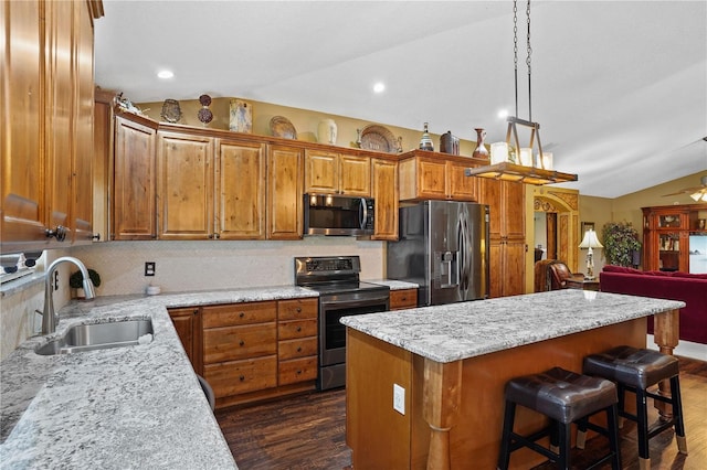 1354 Dutch Elm Dr, Altamonte Springs, FL 32714 - kitchen with appliances with stainless steel finishes, a sink, vaulted ceiling, dark wood-type flooring, and a center island