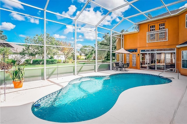 357 Fairway Pointe Cir, Orlando, FL 32828 - swimming pool with a patio area and glass enclosure