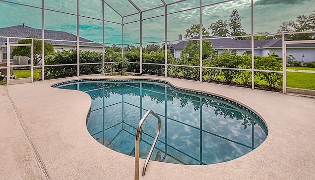 357 Fairway Pointe Cir, Orlando, FL 32828 - outdoor pool with glass enclosure and a patio area