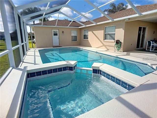 517 Westwind Dr, Davenport, FL 33896 - view of swimming pool with a pool with connected hot tub, a patio area, and glass enclosure