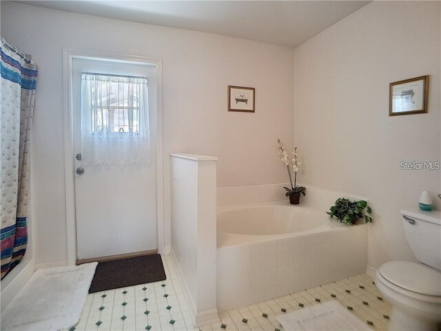 517 Westwind Dr, Davenport, FL 33896 - bathroom featuring toilet and a garden tub