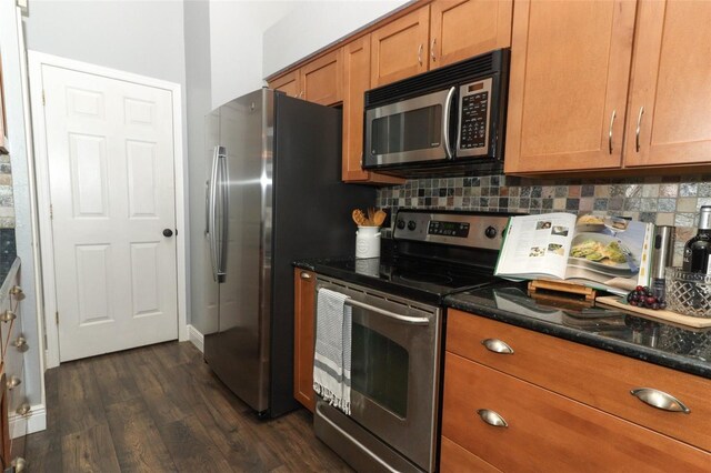 5165 Mystic Point Ct, Orlando, FL 32812 - kitchen featuring stainless steel appliances, backsplash, and brown cabinets