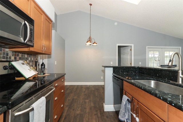 5165 Mystic Point Ct, Orlando, FL 32812 - kitchen with stainless steel appliances, lofted ceiling, a sink, decorative backsplash, and dark wood finished floors