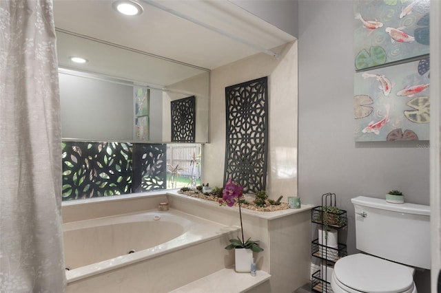 2122 Palm Crest Dr, Apopka, FL 32712 - bathroom featuring a jetted tub, toilet, and recessed lighting