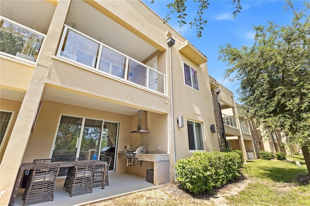 3149 Brasilia Ave, Kissimmee, FL 34747 - rear view of property with exterior kitchen and stucco siding