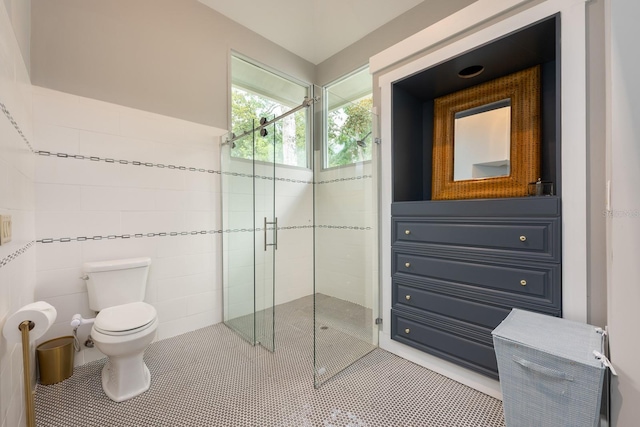20 Twelve Oaks Trl, Ormond Beach, FL 32174 - full bath featuring tile walls, toilet, a shower stall, and tile patterned floors