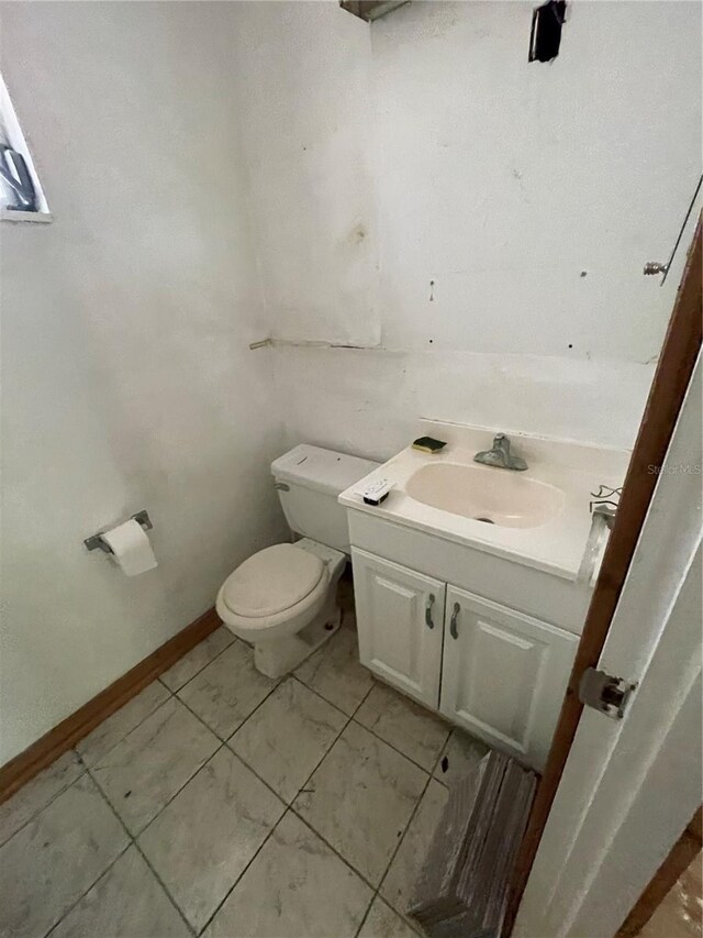432 2nd Ave NE, Largo, FL 33770 - bathroom with vanity, toilet, and baseboards