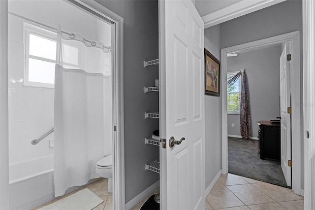 1124 Hidden Blf, Clermont, FL 34711 - bathroom featuring toilet, shower / bath combo with shower curtain, baseboards, and tile patterned flooring