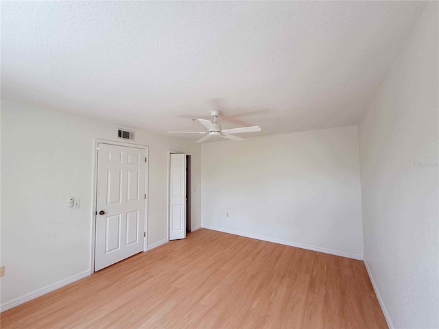 13917 Fairway Island Dr Unit 931, Orlando, FL 32837 - unfurnished bedroom featuring light wood-style floors, baseboards, ceiling fan, and a closet