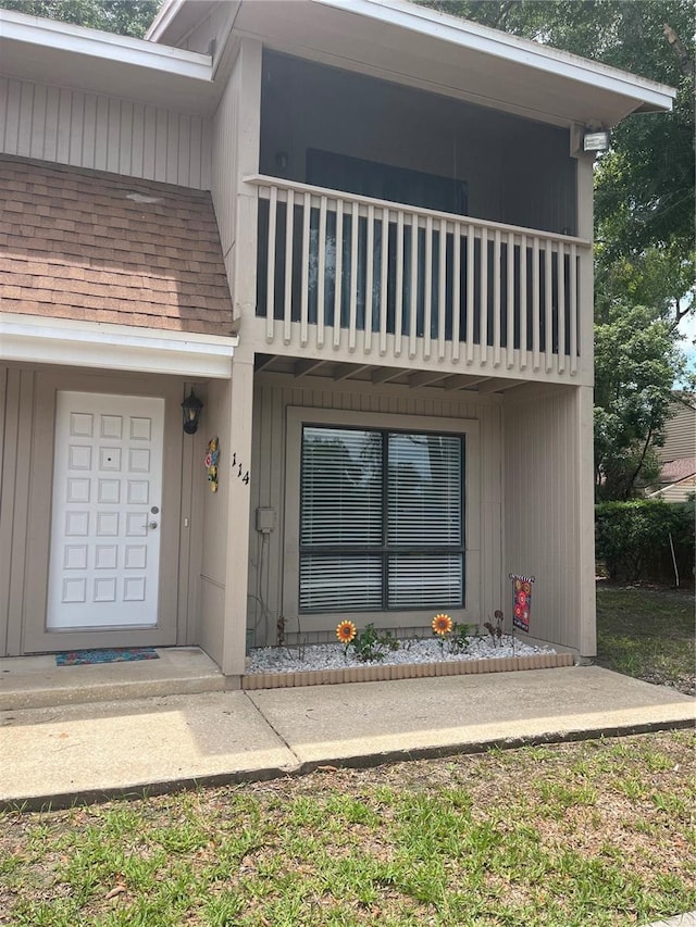 752 Howland Ln Unit 114, Altamonte Springs, FL 32701 - property entrance with a balcony and a shingled roof