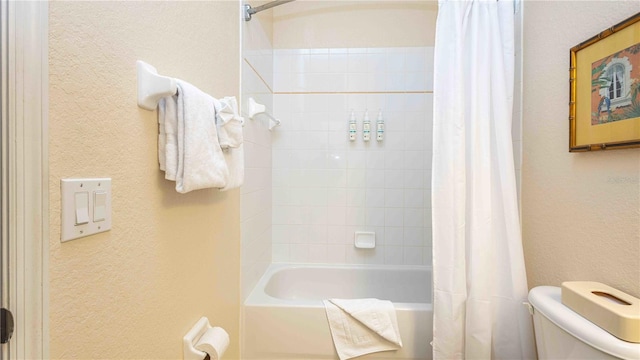 515 Rum Run Unit 33515, Davenport, FL 33897 - bathroom featuring toilet, shower / tub combo, and a textured wall