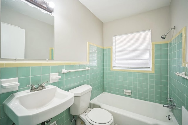 2307 Freemason St, Lakeland, FL 33801 - bathroom featuring shower / tub combination and tile walls