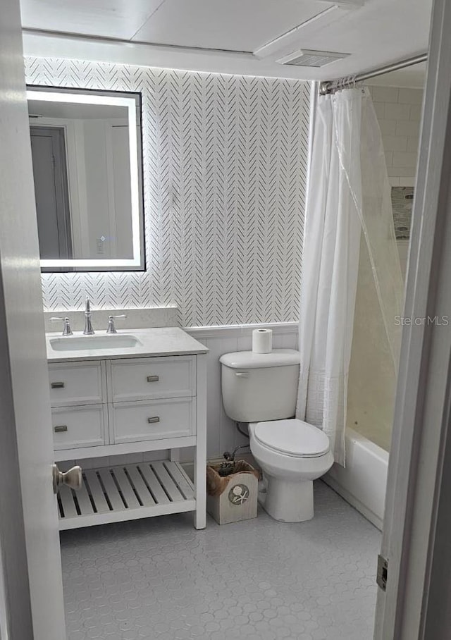 320 Forestway Cir Unit 107, Altamonte Springs, FL 32701 - bathroom with vanity, shower / tub combo, tile walls, and wallpapered walls