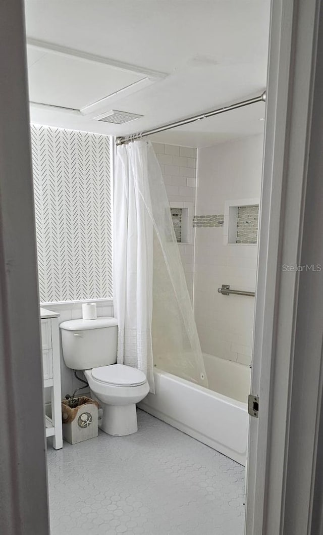 320 Forestway Cir Unit 107, Altamonte Springs, FL 32701 - full bath with shower / tub combo with curtain, tile walls, and vanity