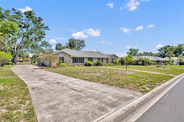 1115 Lake Francis Dr, Apopka, FL 32712 - single story home with concrete driveway and a front lawn