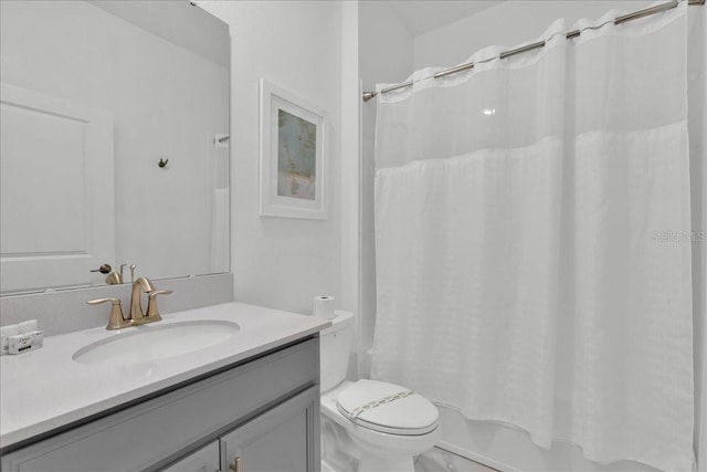 9239 Sommerset Hills Dr, Davenport, FL 33896 - full bath with vanity, shower / bath combo with shower curtain, and toilet