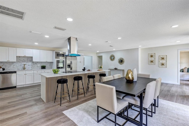 822 Glen Arden Way, Altamonte Springs, FL 32701 - dining room with light wood-style floors, a textured ceiling, recessed lighting, and baseboards