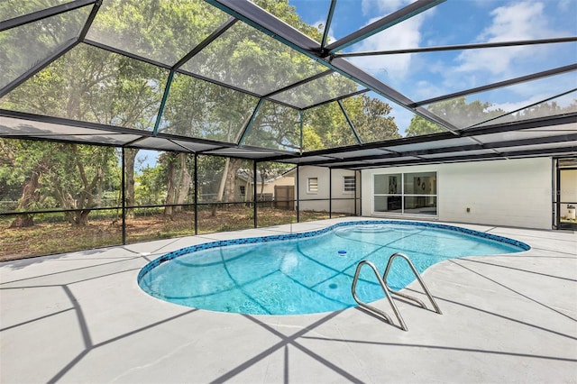 822 Glen Arden Way, Altamonte Springs, FL 32701 - swimming pool featuring a patio and glass enclosure