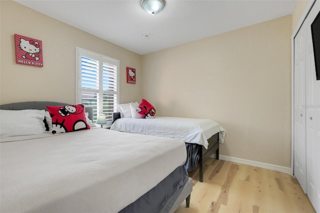 3938 Calabria Ave, Davenport, FL 33897 - bedroom featuring light wood finished floors, baseboards, and a closet