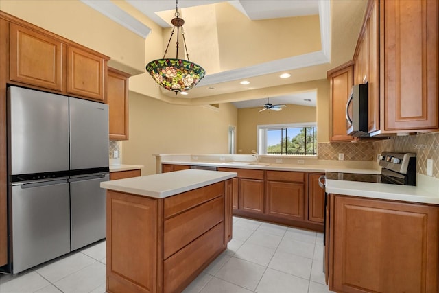 14 Camino Real Blvd Unit 14, Howey In The Hills, FL 34737 - kitchen featuring appliances with stainless steel finishes, a sink, backsplash, a center island, and light countertops