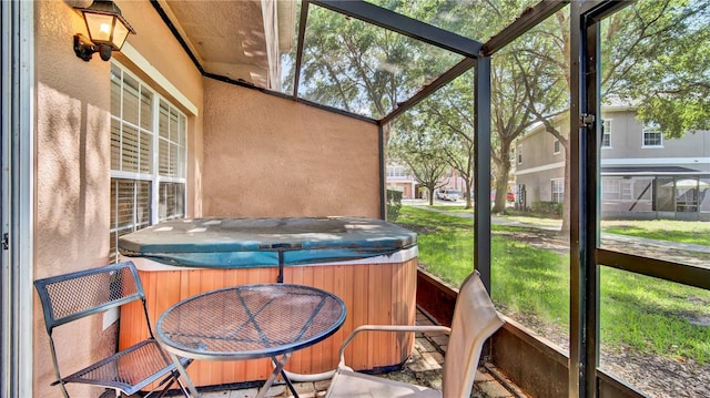 2343 Caravelle Cir, Kissimmee, FL 34746 - sunroom featuring a jacuzzi