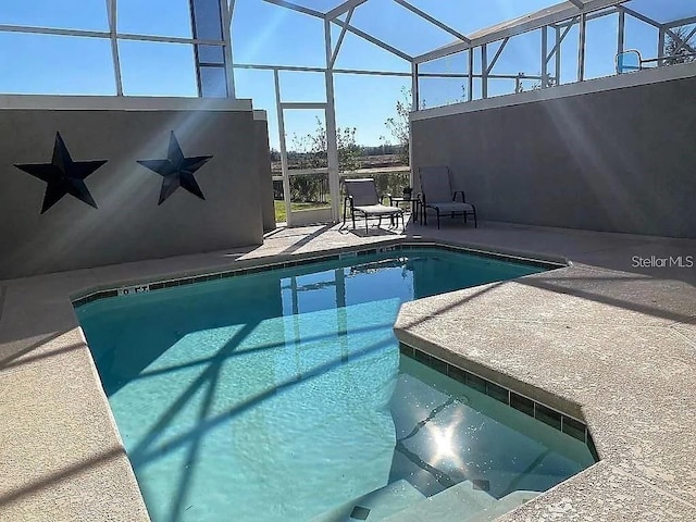 456 Ocean Course Ave, Davenport, FL 33896 - swimming pool with a patio area, a hot tub, and a lanai