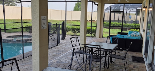 1544 Nassau Point Trl, Kissimmee, FL 34747 - sunroom / solarium featuring a jacuzzi and a ceiling fan