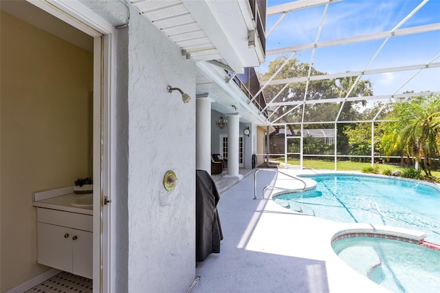 718 Glen Eagle Dr, Winter Springs, FL 32708 - view of swimming pool featuring a patio, glass enclosure, and a pool with connected hot tub