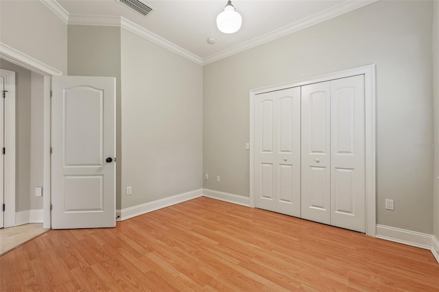 1542 Islay Ct, Apopka, FL 32712 - unfurnished bedroom with light wood finished floors, ornamental molding, baseboards, and a closet