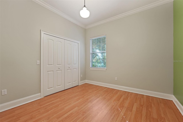 1542 Islay Ct, Apopka, FL 32712 - unfurnished bedroom featuring light wood-style floors, baseboards, ornamental molding, and a closet