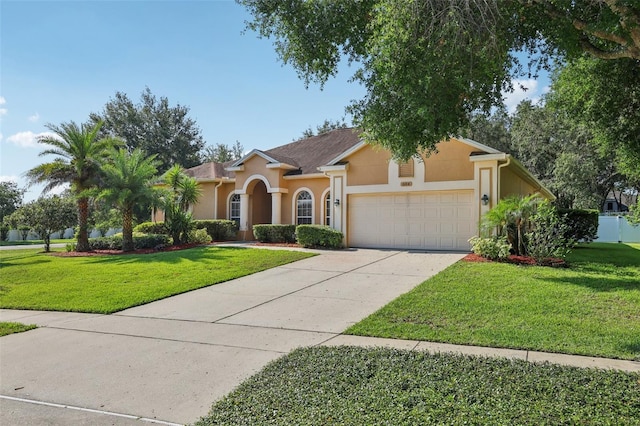604 Cheviot Ct, Apopka, FL 32712 - view of front facade with a garage, stucco siding, a front lawn, and concrete driveway