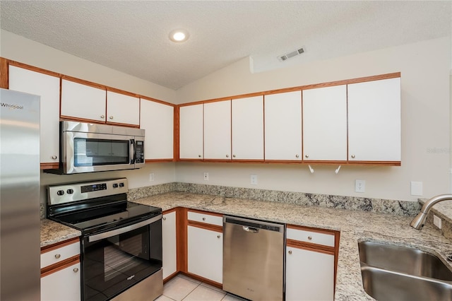 11212 3rd Ave E, Bradenton, FL 34212 - kitchen featuring appliances with stainless steel finishes, a sink, light countertops, white cabinetry, and a textured ceiling