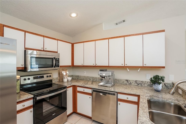 11212 3rd Ave E, Bradenton, FL 34212 - kitchen featuring appliances with stainless steel finishes, a sink, light countertops, white cabinetry, and a textured ceiling