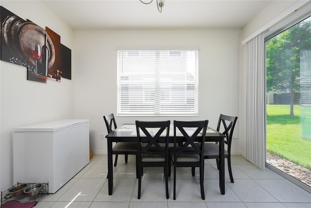978 E 10th St, Apopka, FL 32703 - dining area with light tile patterned floors and baseboards