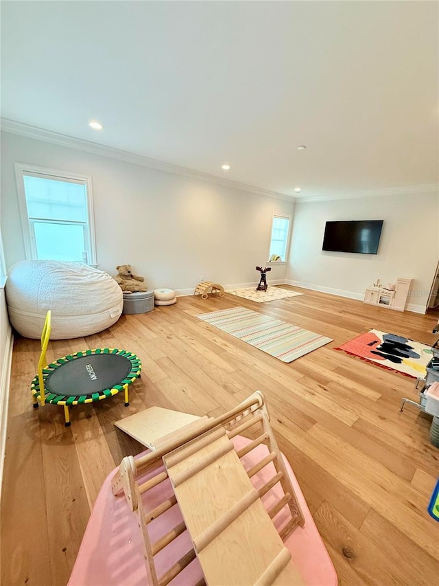 4309 W Beachway Dr, Tampa, FL 33609 - rec room with crown molding, wood finished floors, recessed lighting, and baseboards