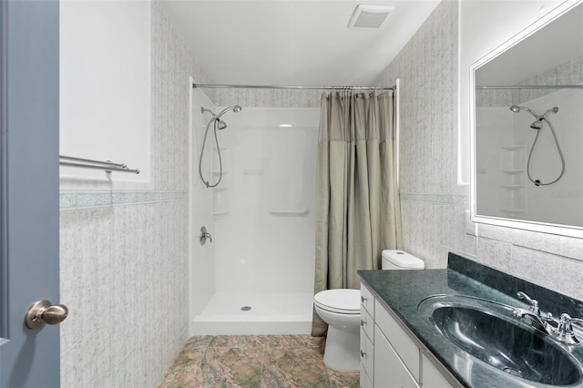 6906 Sawmill Blvd, Ocoee, FL 34761 - bathroom featuring tile walls, toilet, a shower with shower curtain, vanity, and a wainscoted wall