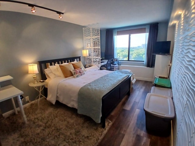 400 E Colonial Dr Unit 910, Orlando, FL 32803 - bedroom featuring wood finished floors, baseboards, and rail lighting