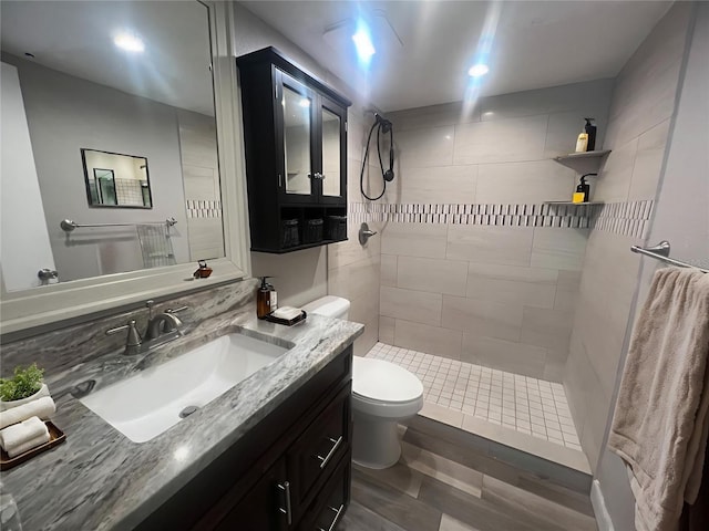3270 S Semoran Blvd Unit 15, Orlando, FL 32822 - full bath featuring a tile shower, vanity, and wood finished floors